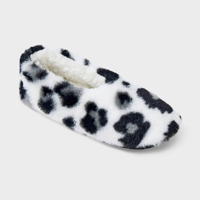 Women's Leopard Faux Fur Cozy Pull-On Slipper Socks with Grippers - Auden White/Black M/L