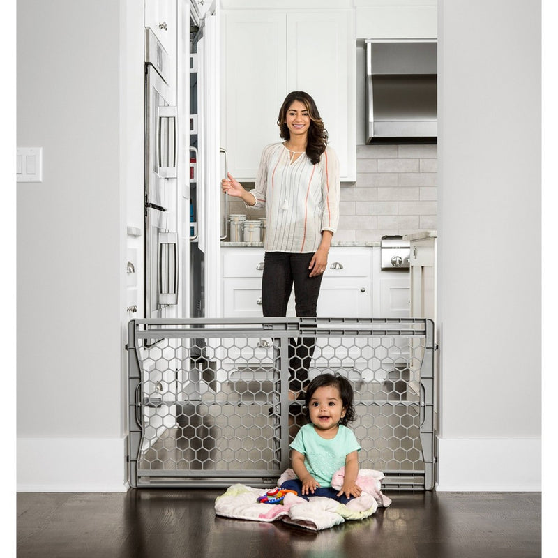 Regalo Plastic Expandable Safety Gate (LOCAL PICKUP ONLY)