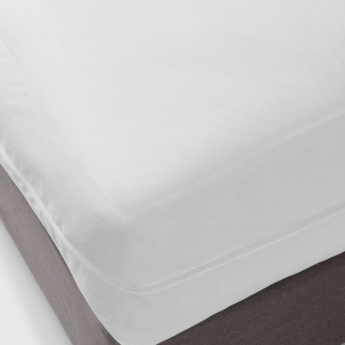 Twin/Twin XL Waterproof Zippered Mattress Protector - Room Essentials™