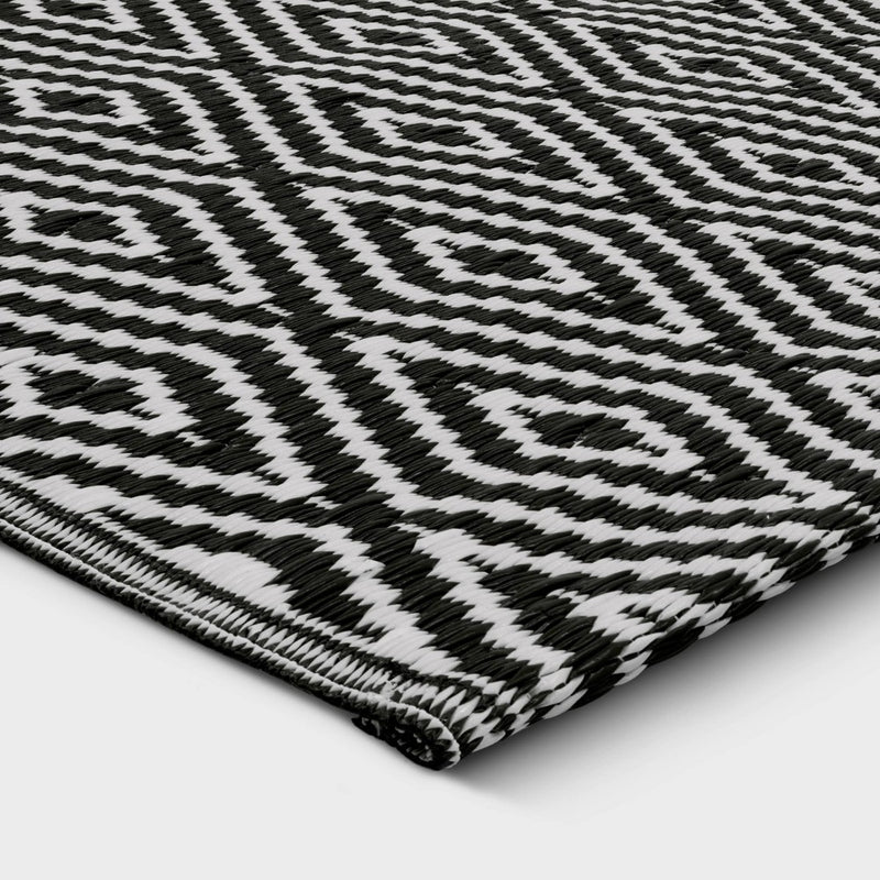 4' x 6' Reversible Diamond Indoor/Outdoor Rug Black - Room Essentials™ (LOCAL PICKUP ONLY)