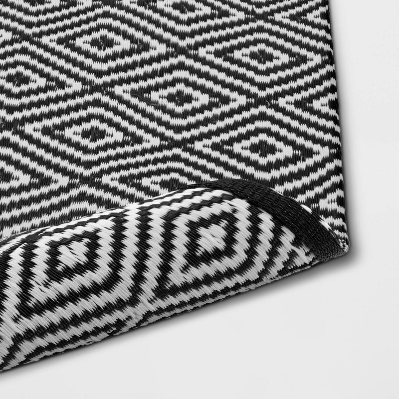 4' x 6' Reversible Diamond Indoor/Outdoor Rug Black - Room Essentials™ (LOCAL PICKUP ONLY)