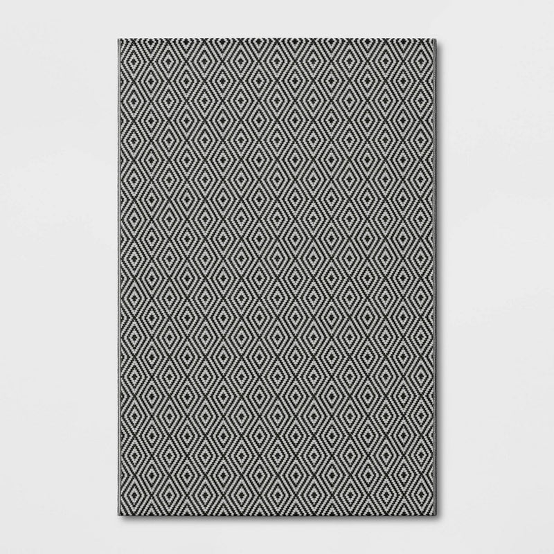 4' x 6' Reversible Diamond Indoor/Outdoor Rug Black - Room Essentials™ (LOCAL PICKUP ONLY)