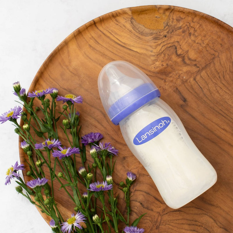 Lansinoh Baby Bottles for Breastfeeding Babies with 3 Medium Flow Nipples (Size 3M) - 8oz/3ct