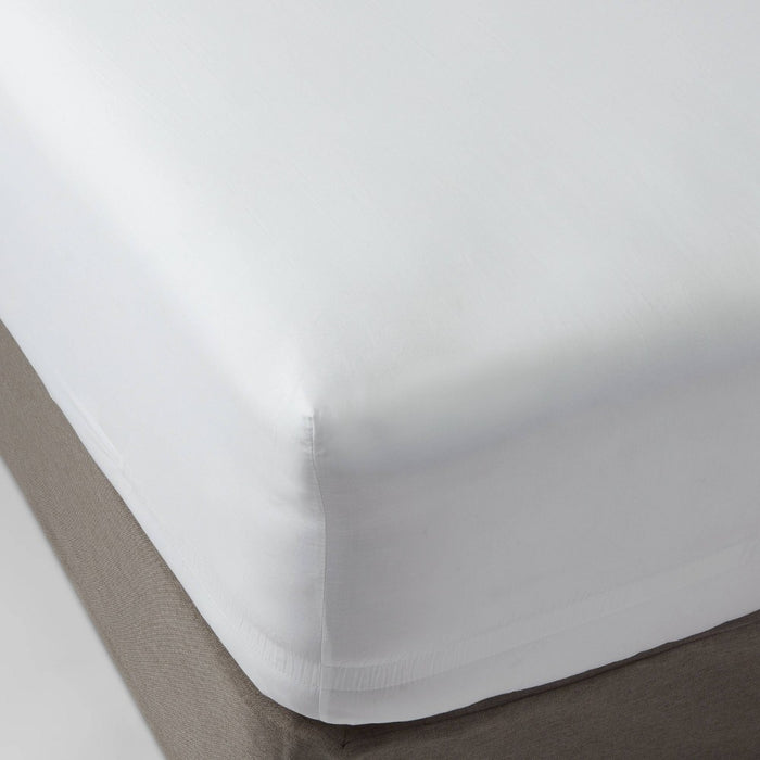Full 300 Thread Count Ultra Soft Fitted Sheet White - Threshold