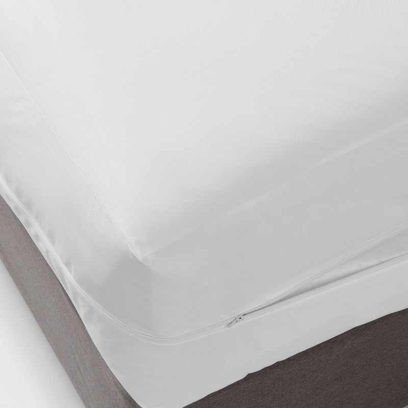 Queen Waterproof Zippered Mattress Protector - Room Essentials