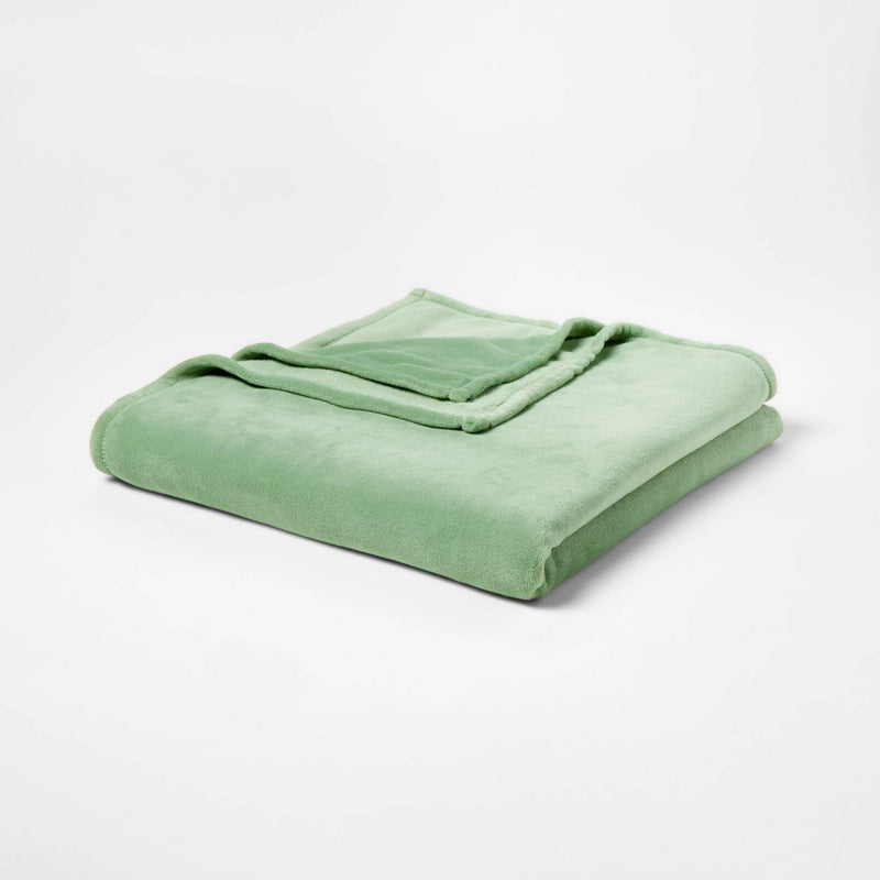 Twin/Twin XL Plush Blanket Sage Green - Room Essentials