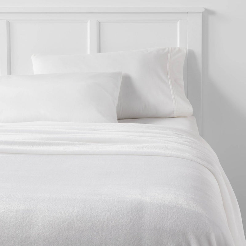 Twin/Twin XL Solid Plush Bed Blanket True White - Room Essentials