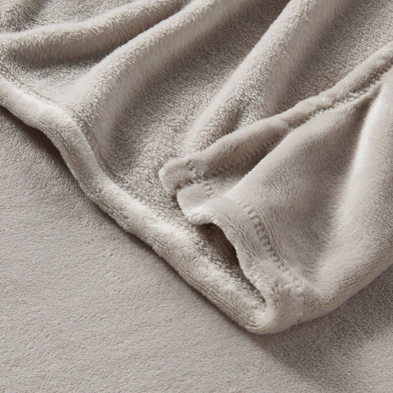 Twin/Twin XL Solid Plush Bed Blanket Gray - Room Essentials