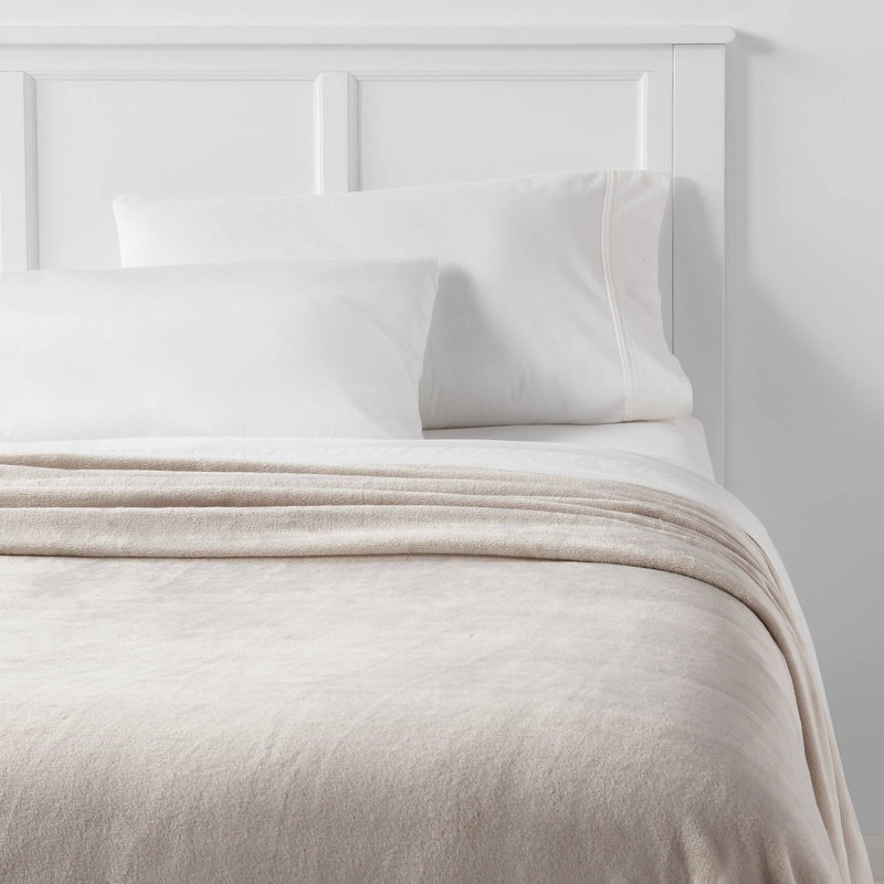 Twin/Twin XL Solid Plush Bed Blanket Gray - Room Essentials