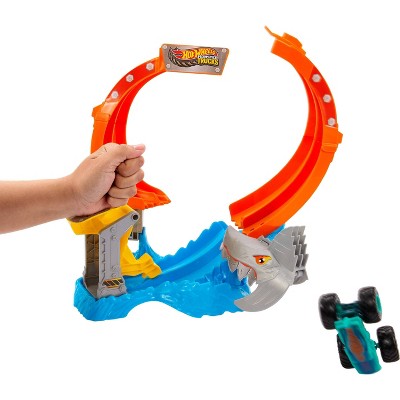 Hot Wheels Monster Trucks Corkscrew Shark Smash Track Set and 1:64 Scale Mega-Wrex Toy Truck