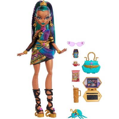 Monster High Nefera De Nile Doll with Pet Scarab Lavish and 7 Accessories like Purse and Snacks