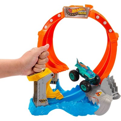 Hot Wheels Monster Trucks Corkscrew Shark Smash Track Set and 1:64 Scale Mega-Wrex Toy Truck