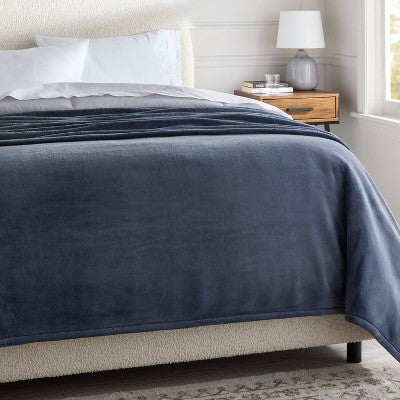 Full/Queen Ultra Plush Blanket Blue - Threshold