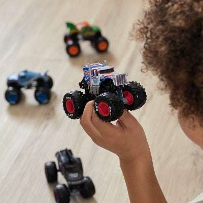 Monster Jam Lucas Stabilizers Die Cast Monster Truck with Trading Card