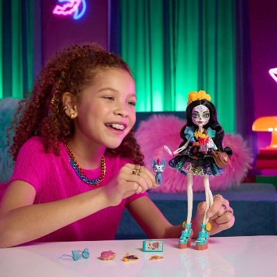 Monster High Skelita Calaveras Fashion Doll in Ruffled Dress with Pet Candelita and 7 Accessories