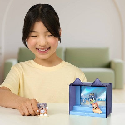 Bluey Fuzzies Episode Pack The Beach Display Case and Figures