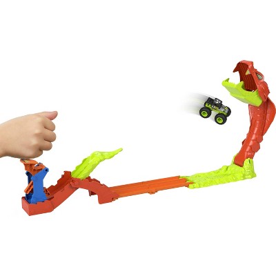 Hot Wheels Monster Trucks Snake Slam Takedown Playset with 1:64 Scale
