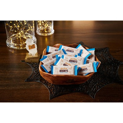 HERSHEY'S Cookies 'n' Creme Harry Potter Candy Snack Size - 9.45oz BBD: 09/26